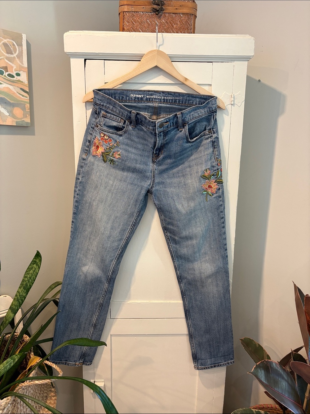 Mid-rise Old Navy Boyfriend Straight Embroidered Blue Jeans size 6
